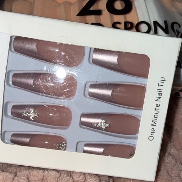 Beauty and Skincare Bundle with Sponges and Masks - Picture 3 of 8